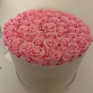Large (42-49) pink roses in round suede cream box